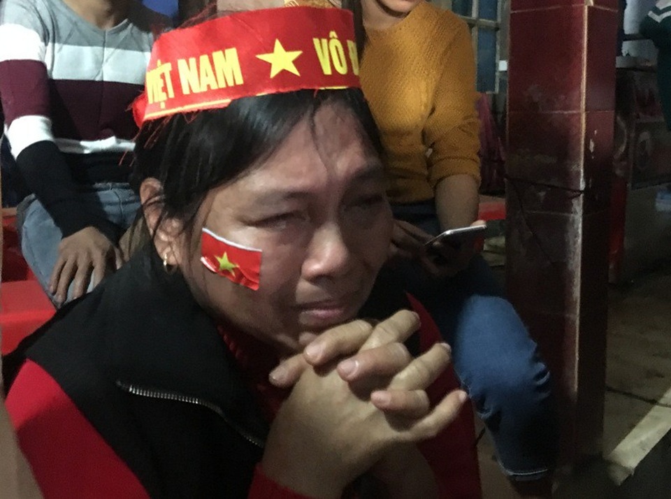 120 phút nhiều cung bậc cảm xúc tại gia đình thủ môn Bùi Tiến Dũng - 18 Và đã có những giọt nước mắt rơi trên khuôn mặt của những người dân làng Bào