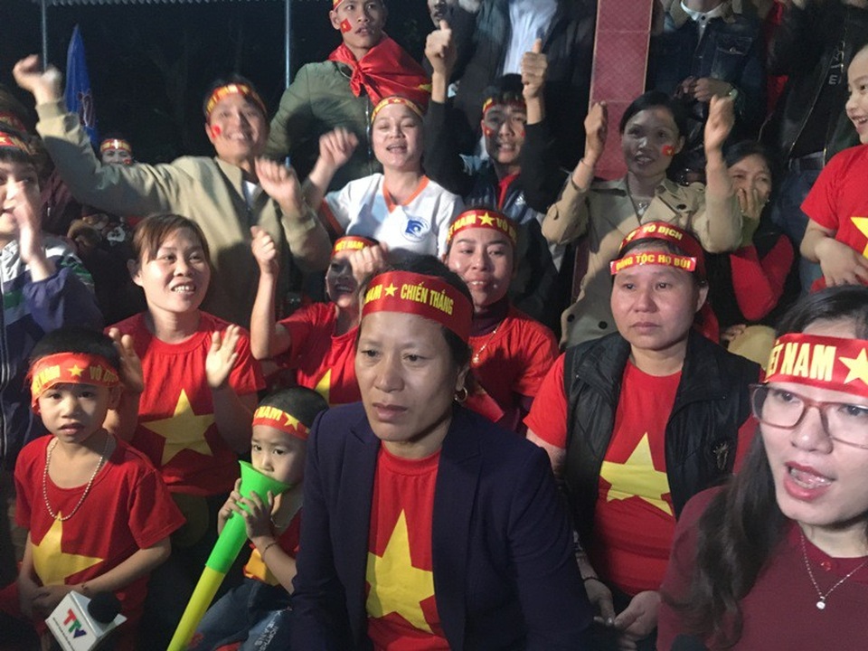 120 phút nhiều cung bậc cảm xúc tại gia đình thủ môn Bùi Tiến Dũng - 20 Mặc dù rất buồn, nhưng phía sau bà Phạm Thị Điều, mẹ thủ môn Tiến Dũng - nhiều người vẫn hô vang Việt Nam - Vô địch.