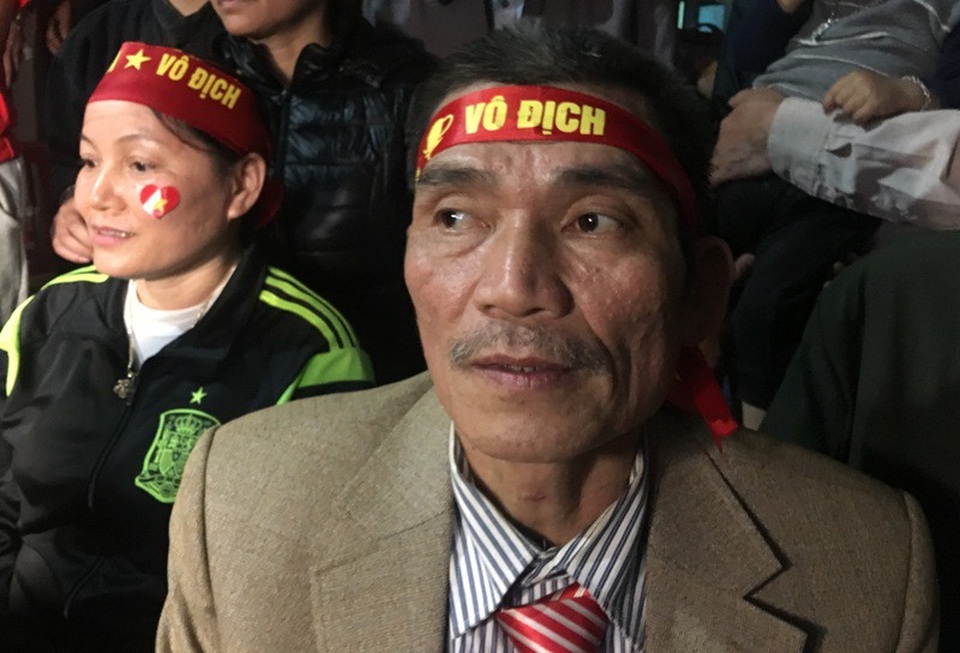 120 phút nhiều cung bậc cảm xúc tại gia đình thủ môn Bùi Tiến Dũng - 19 Suốt trận đấu, ông Bùi Văn Khánh không đứng trước màn hình mà âm thầm cổ vũ con từ trong nhà. Sau khi trận đấu kết thúc, ông cố nở nụ cười, nhưng ẩn sau đó là một nỗi buồn khó diễn tả thành lời