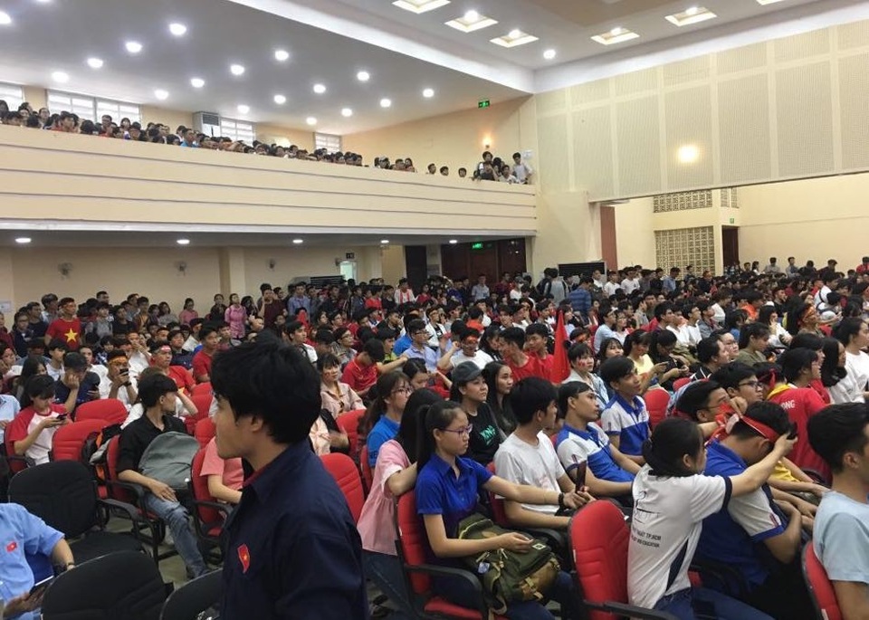 Sinh viên xếp hạc giấy chúc may mắn cho đội U23 Việt Nam - 6 Không khí cổ động hừng hực tại hội trường của trường ĐH Sư phạm Kỹ thuật TP.HCM