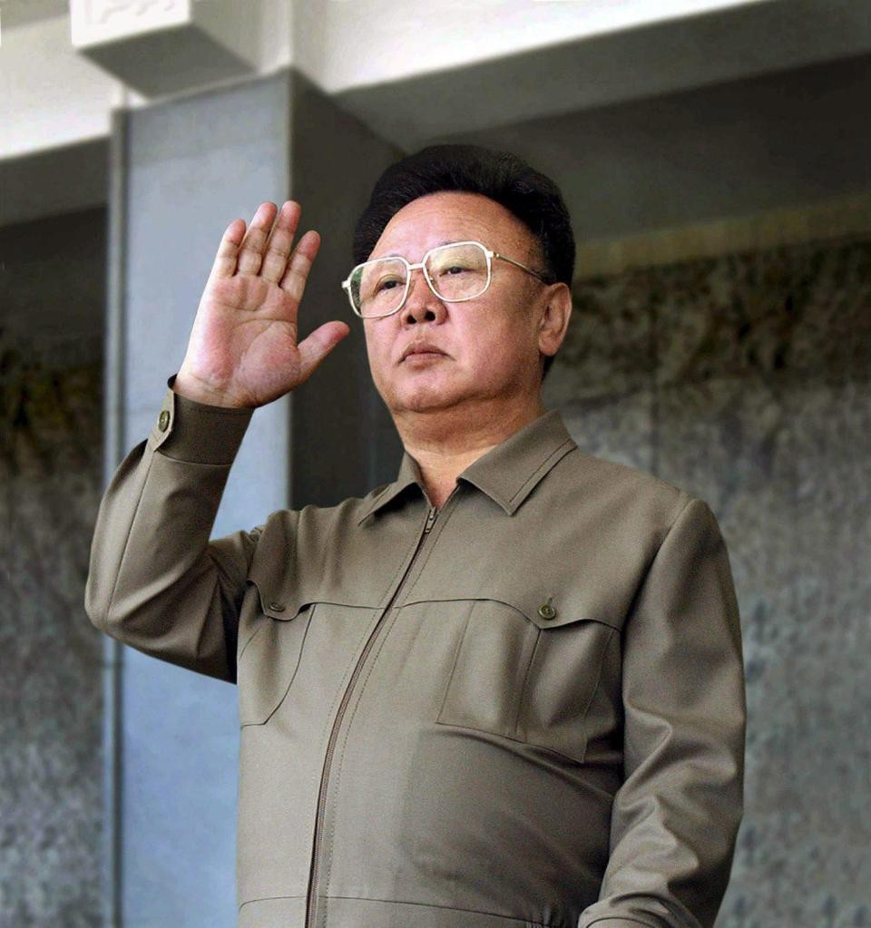 Ông Kim Jong-il đã để lại khoản quỹ đen cho con trai sau khi qua đời vào năm 2011. (Nguồn: The Sun)