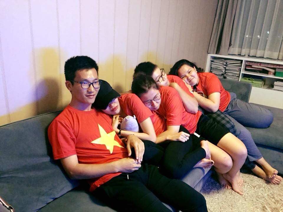 Sao Việt bật khóc, cảm ơn U23 Việt Nam vì tinh thần “chiến đấu” quả cảm - 1 Người đẹp Lan Khuê (thứ 2 từ trái sang) bật khóc khi U23 Việt Nam không thể chạm tay vào chiếc cúp danh giá.