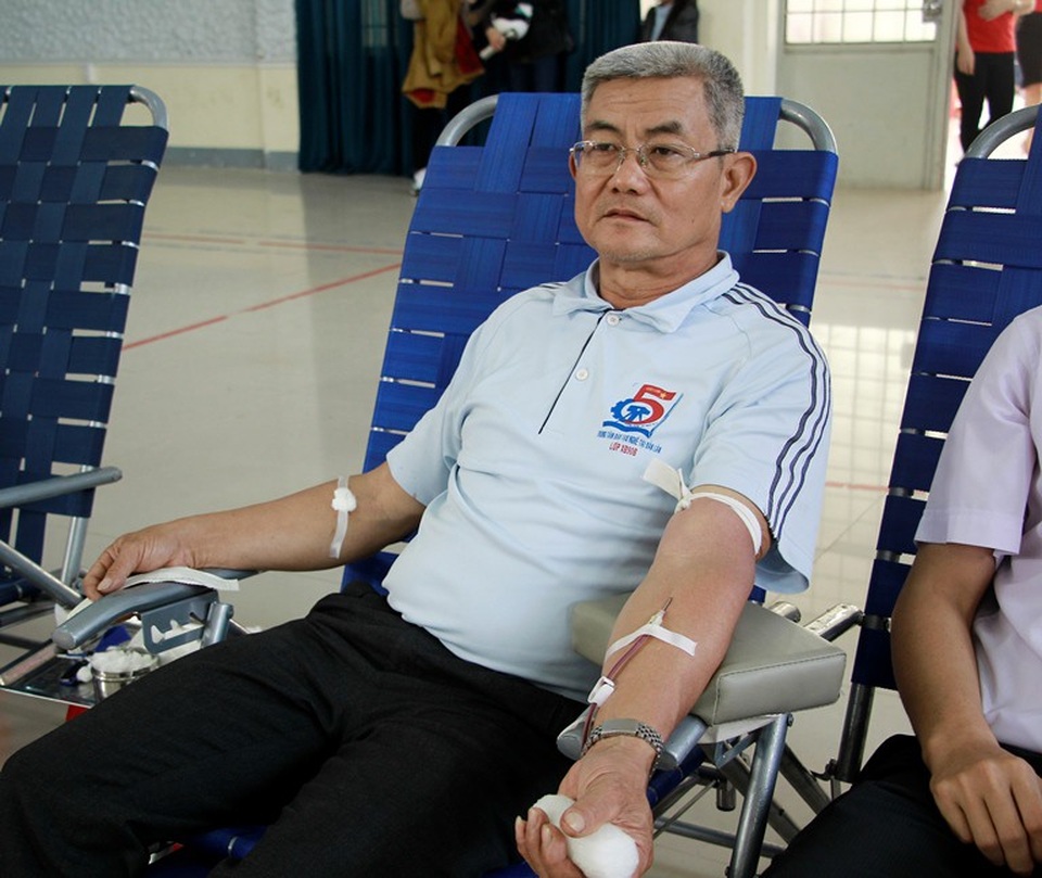 Hơn 2.500 người dân phố núi nô nức tham gia hiến máu tình nguyện - 2 Ông Huỳnh Thân Tiến (59 tuổi) đã 3 lần hiến máu nhân đạo