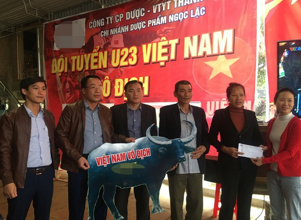 Gia đình thủ môn Bùi Tiến Dũng mổ trâu đãi người dân xem trận chung kết - 7
Một công ty dược ủng hộ gia đình con trâu để phục vụ bà con.