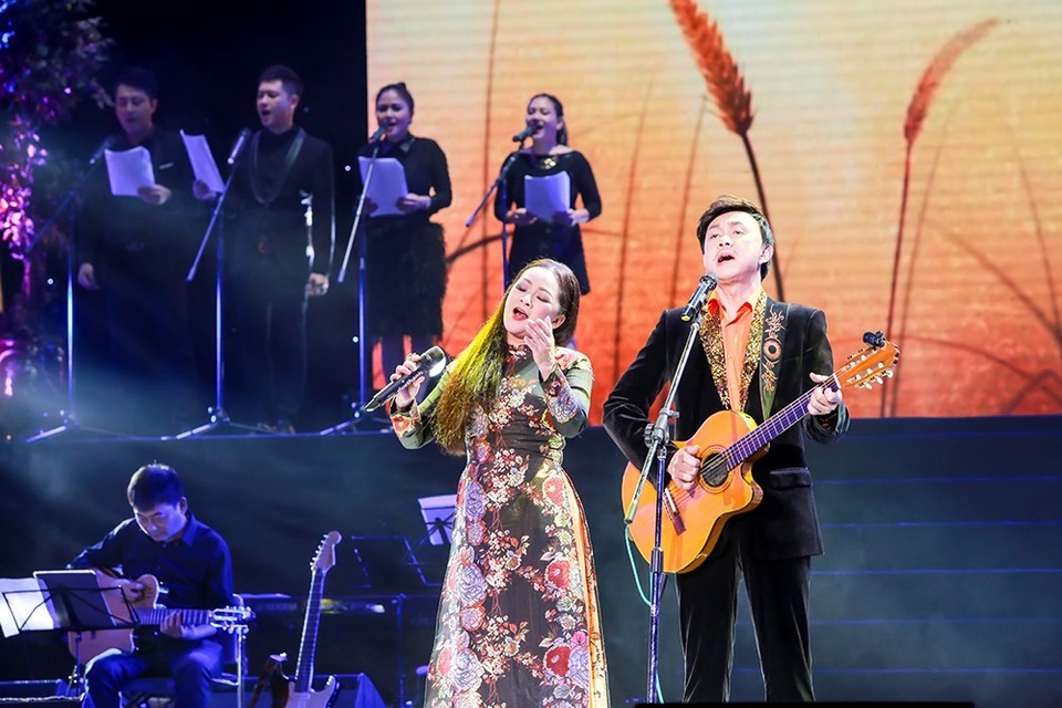 Chí Tài từng “lảo đảo tâm hồn” khi bắt gặp sự “si mê” của Như Quỳnh - 2 Chí Tài đệm đàn guitar cho Như Quỳnh hát.