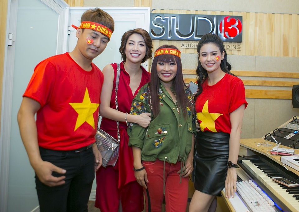 “Những ngôi Sao Vàng” được như một dự án “chớp nhoáng” được nhạc sĩ Phúc Trường cùng đạo diễn Phúc Phạm đưa ra ý tưởng chỉ trong một buổi gặp gỡ “trên mạng” sau đêm chiến thắng của đội tuyển U-23 Việt Nam ở vòng Bán kết nhưng đã nhanh chóng tập hợp được đông đảo các nghệ sĩ Việt tham gia.