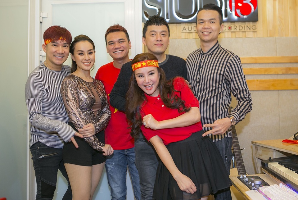 Tất cả nghệ sĩ tham gia đều rất vui vẻ nhận lời và sẵn sàng dời lịch diễn của mình để vào phòng thu hòa giọng cùng các đồng nghiệp.