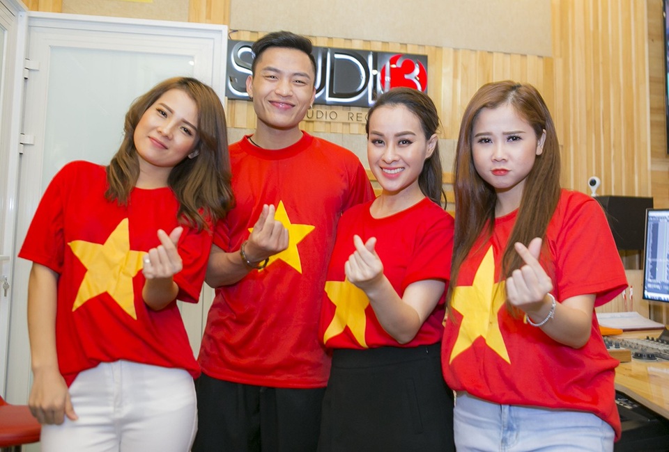 Lam Trường, Phương Thanh... cùng đông đảo sao Việt tung MV cổ vũ U23 Việt Nam - 2