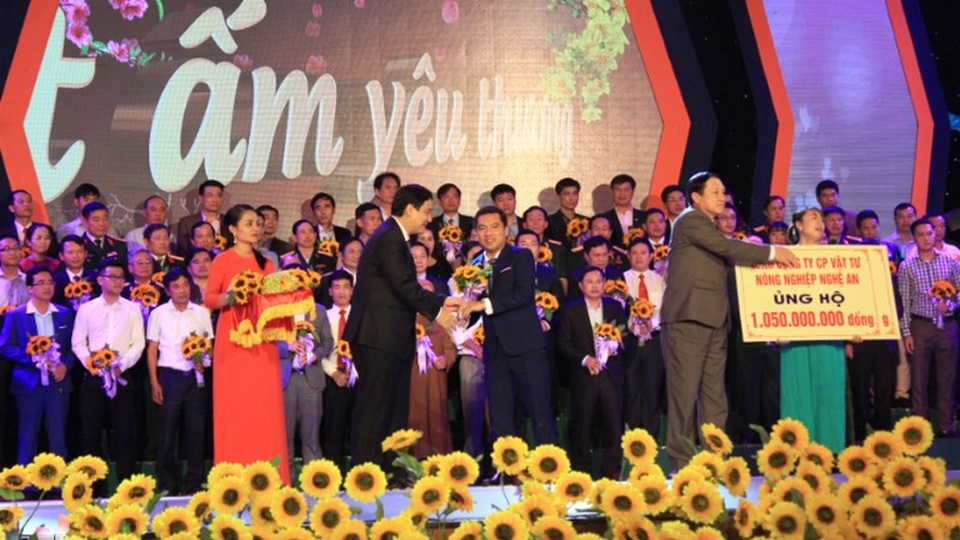 Hơn 60 tỷ đồng ủng hộ chương trình "Tết vì người nghèo – Mậu Tuất 2018" - 4 Bí thư Tỉnh ủy Nguyễn Đắc Vinh và Phó chủ tịch UBND tỉnh Lê Minh Thông tiếp nhận ủng hộ của các tổ chức, cơ quan, đơn vị, doanh nghiệp và cá nhân... .