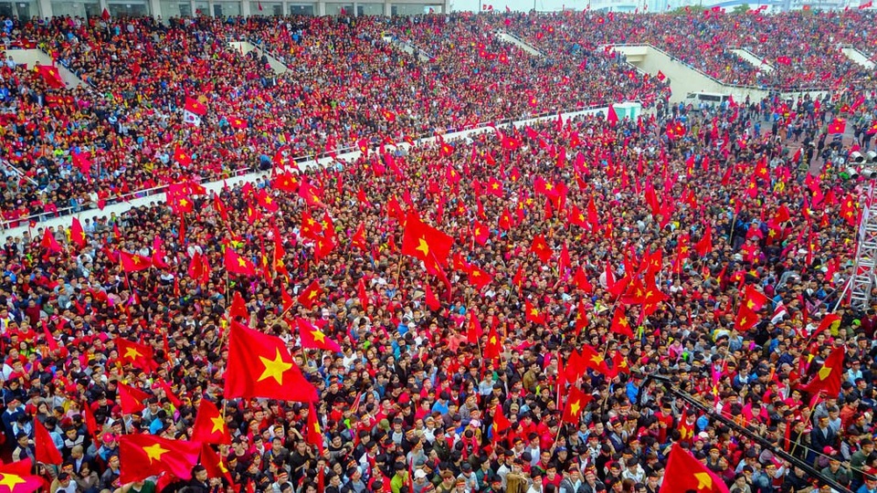 "Chảo lửa" Mỹ Đình trong trận chung kết của U23 Việt Nam - 3
Ước tính có khoảng 70.000 cổ động viên đã có mặt tại sân vận động Mỹ Đình để cổ vũ cho U23 Việt Nam.