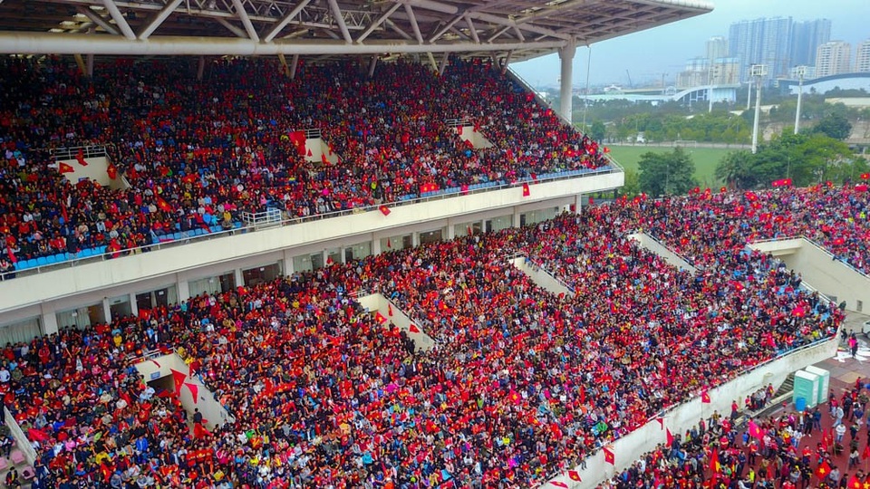 "Chảo lửa" Mỹ Đình trong trận chung kết của U23 Việt Nam - 5
Các khán đài đều rực màu đỏ, bầu không khí vô cùng sôi động.