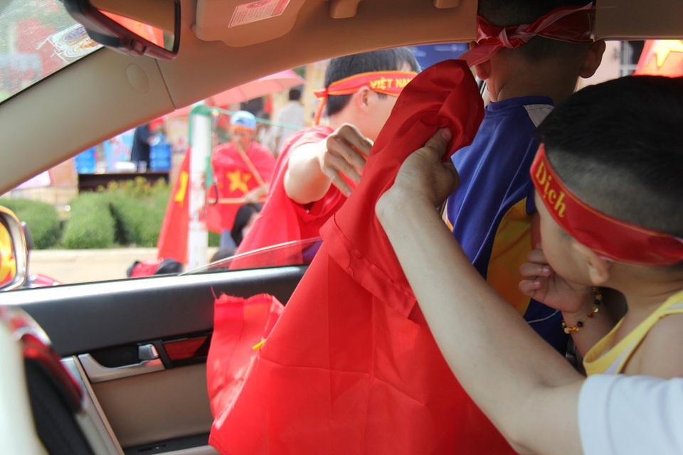 Một gia đình mua cờ chuẩn bị đi bão(ảnh: Dương Phong)