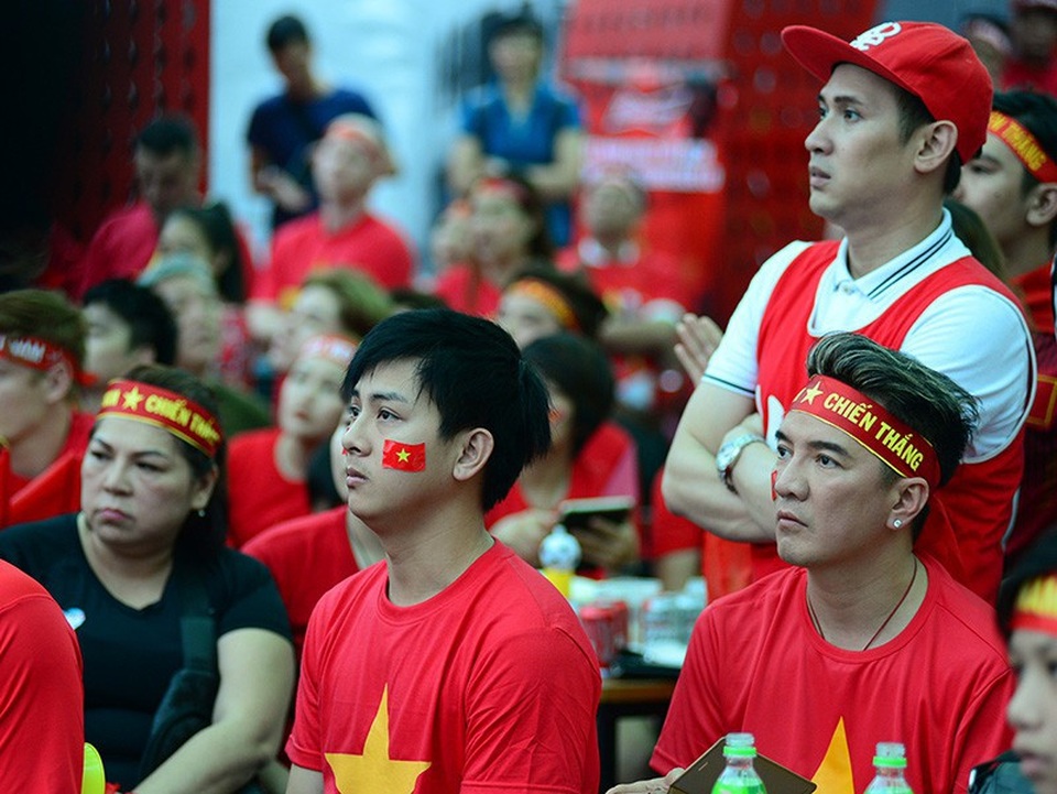 Sao Việt bật khóc, cảm ơn U23 Việt Nam vì tinh thần “chiến đấu” quả cảm - 5 Ca sĩ Đàm Vĩnh Hưng và Hoài Lâm lặng người khi đội tuyển U23 Việt Nam vuột mất ngôi vị cao nhất sau 1 mùa đấu cực kỳ thành công.