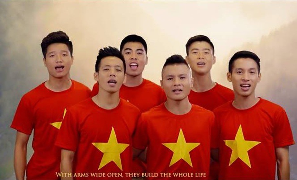 Bất ngờ hình ảnh Quang Hải, Xuân Trường hát, Công Phượng nhảy sục sôi ý chí - 4 Hình ảnh của Quang Hải (hàng đầu, ở giữa) mang đến cảm xúc mạnh với khán giả ở thời khắc mà trận Chung kết đang tiến đến rất gần.