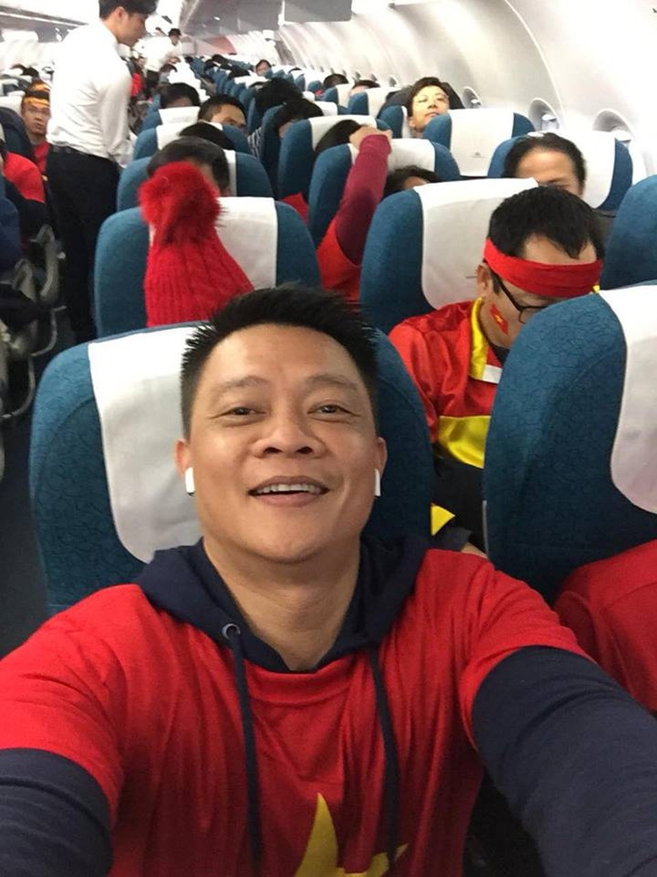 Quyền Linh, Hoàng Bách, Bình Minh lên đường đi cổ vũ U23 Việt Nam từ 3h sáng - 11 Quyền Linh, Hoàng Bách, Bình Minh lên đường đi cổ vũ U23 Việt Nam từ 3h sáng - 11