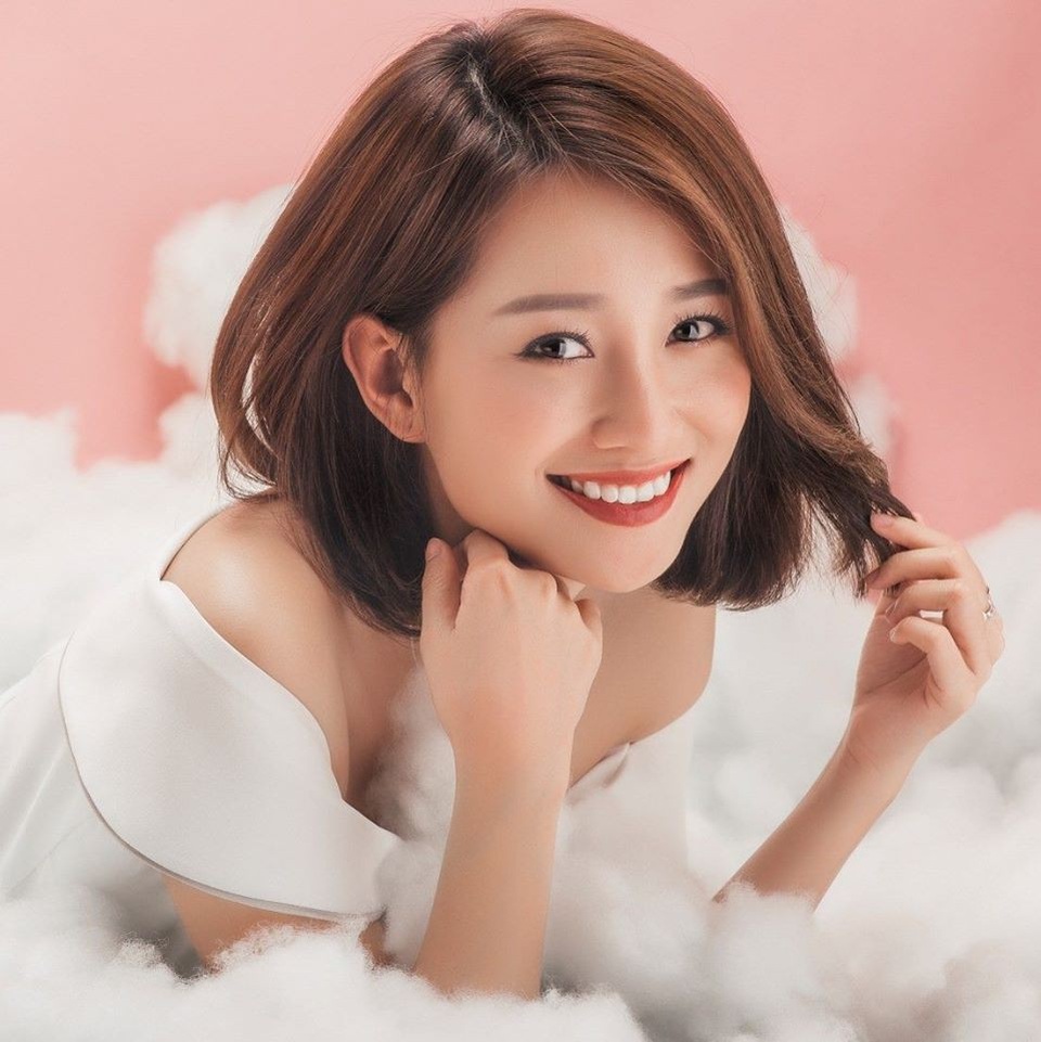 Bất ngờ hình ảnh Quang Hải, Xuân Trường hát, Công Phượng nhảy sục sôi ý chí - 3 BTV Quỳnh Chi liên tục khen các chàng cầu thủ này ngoan ngoãn, đáng yêu và gửi lời chúc chiến thắng tới các em.
