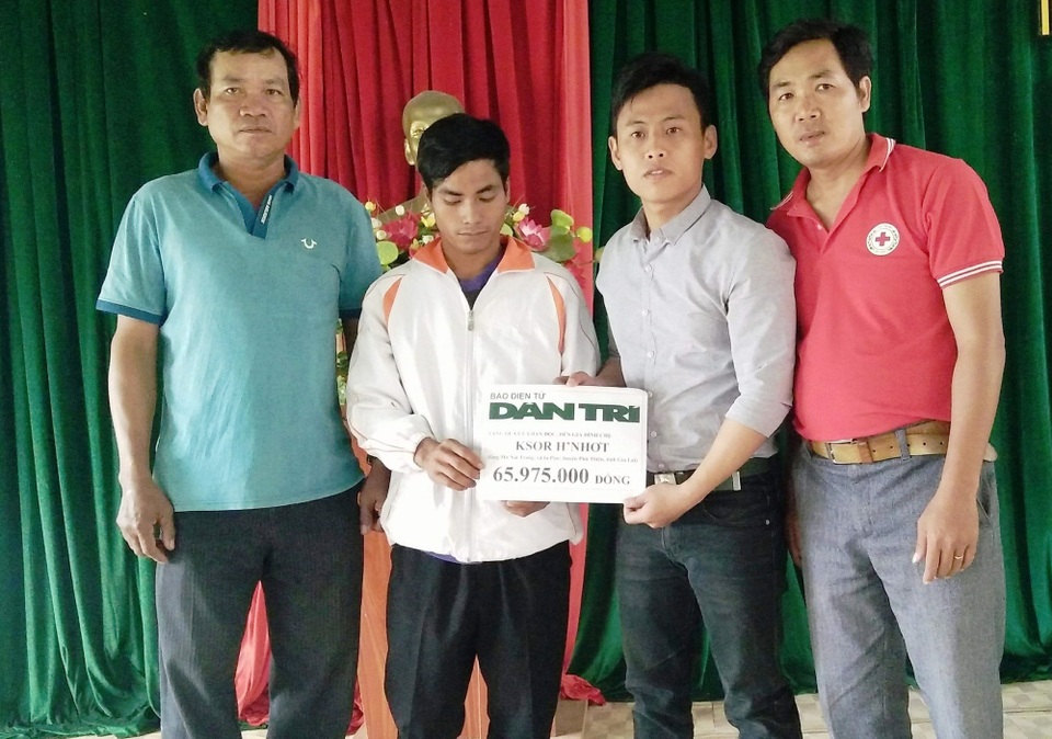 Hơn 65 triệu đồng tiếp tục đến với người mẹ bị ung thư xương - 1 Đại diện báo Dân Trí và chính quyền địa phương trao đến gia đình chị Ksor H’Nhơt số tiền hơn 65 triệu đồng