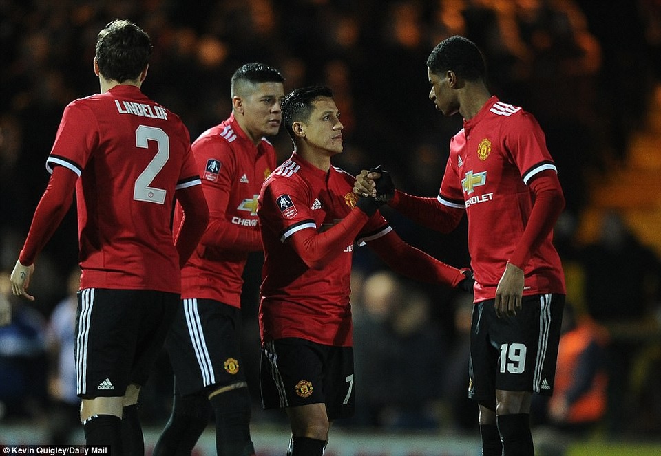 
Sanchez (thứ hai từ phải sang) đã có trận ra mắt MU

