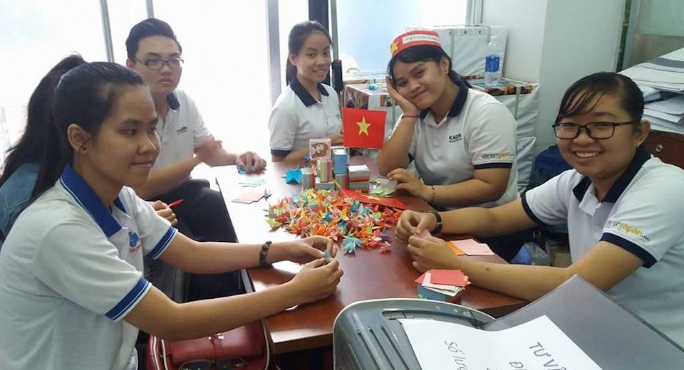 Sinh viên xếp hạc giấy chúc may mắn cho đội U23 Việt Nam - 2 Chuẩn bị xếp hạc giấy trước giờ xem ủng hộ đội bóng nước nhà thi đấu