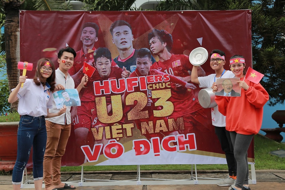Sinh viên xếp hạc giấy chúc may mắn cho đội U23 Việt Nam - 1 Các sinh viên trường ĐH Công nghiệp Thực phẩm TP.HCM chuẩn bị cổ động trước trận chung kết của U23 Việt Nam gặp U23 Uzbekistan
