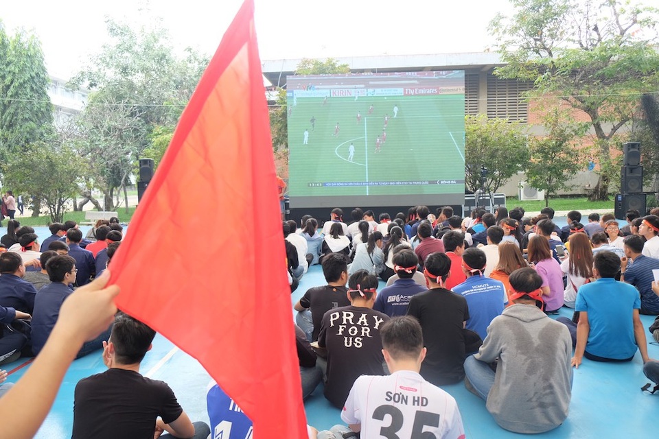 Sinh viên xếp hạc giấy chúc may mắn cho đội U23 Việt Nam - 7 Khu vực mái vòm bên ngoài của trường ĐH Sư phạm Kỹ thuật TP.HCM cũng bắt đầu đông sinh viên
