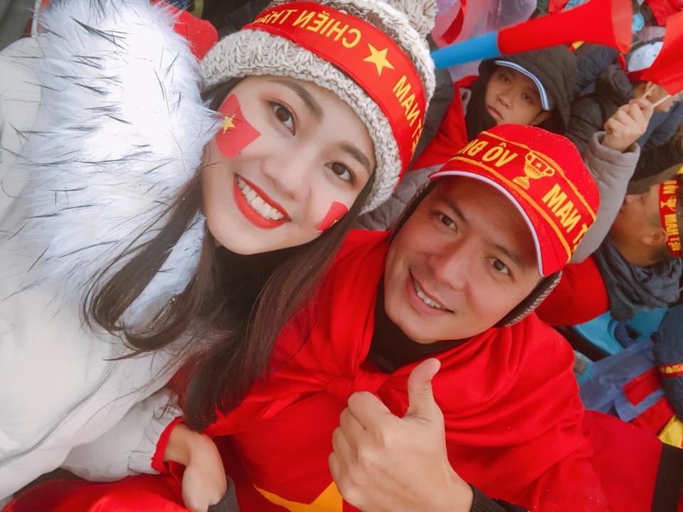 Nghệ sĩ xót xa cho các tuyển thủ U23 Việt Nam gặp bất lợi vì băng tuyết - 3 Á hậu Thanh Tú và diễn viên Bình Minh - Quyền Linh trên sân vận động Thường Xuân.
