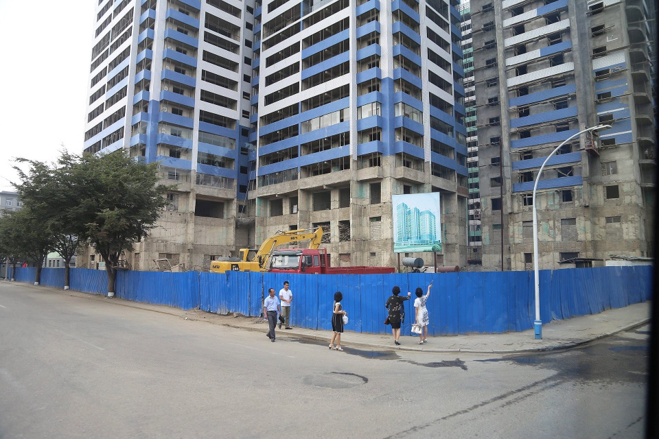 Triều Tiên đẹp bình dị qua những góc ảnh hiếm - 17 Những tòa nhà cao tầng sắp được hoàn thiện ở Triều Tiên.