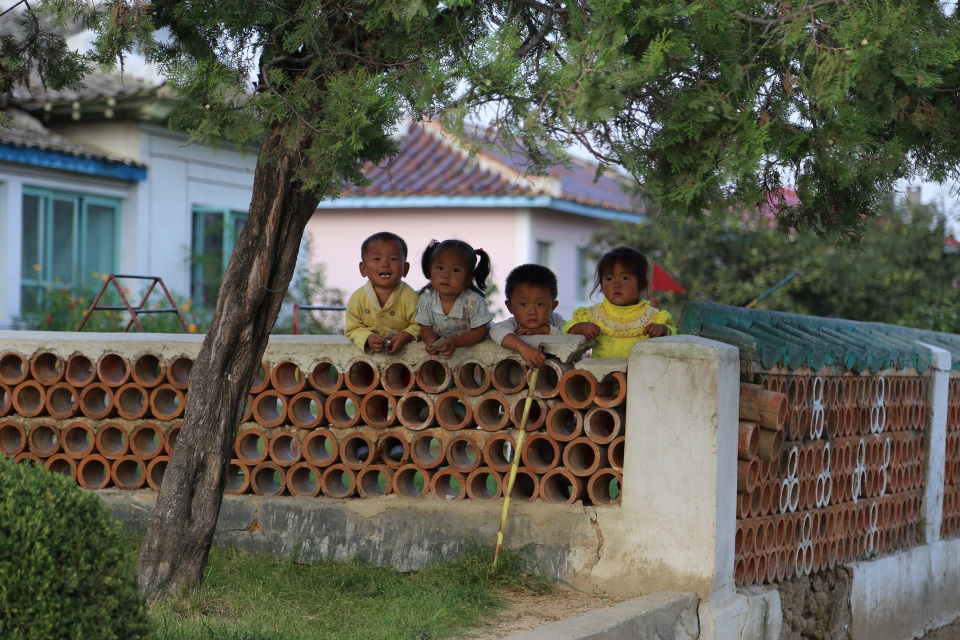 Triều Tiên đẹp bình dị qua những góc ảnh hiếm - 8 Những đứa trẻ ở tỉnh Nam Hamgyong, Triều Tiên.