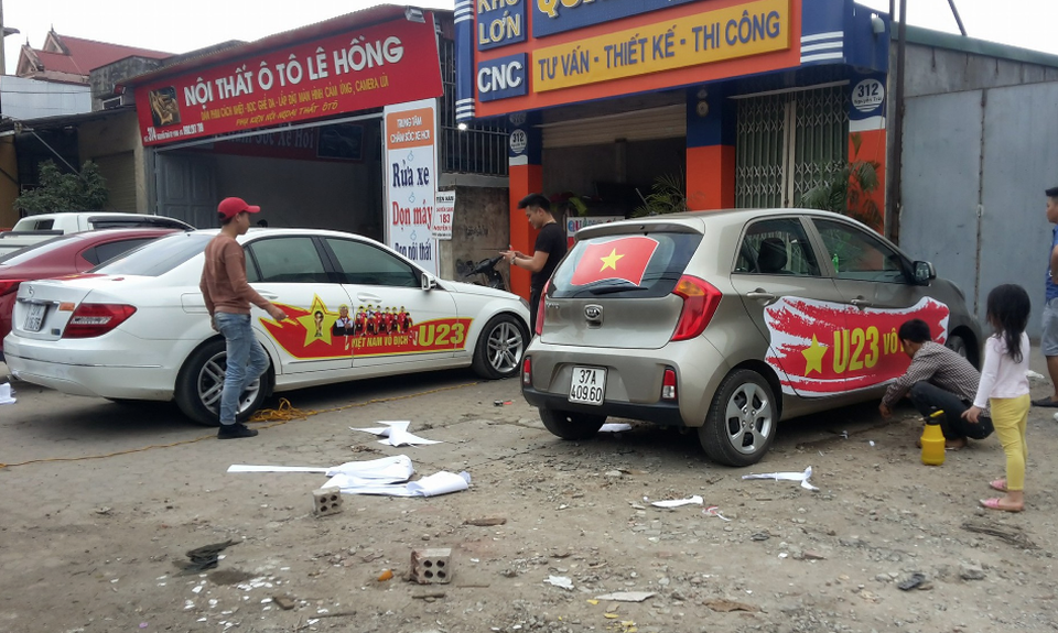 Muôn kiểu trang trí xe để cổ vũ đội tuyển U23 Việt Nam - 22
Dịch vụ trang trí xe hút khách trong những ngày này (Ảnh: Nguyễn Duy)