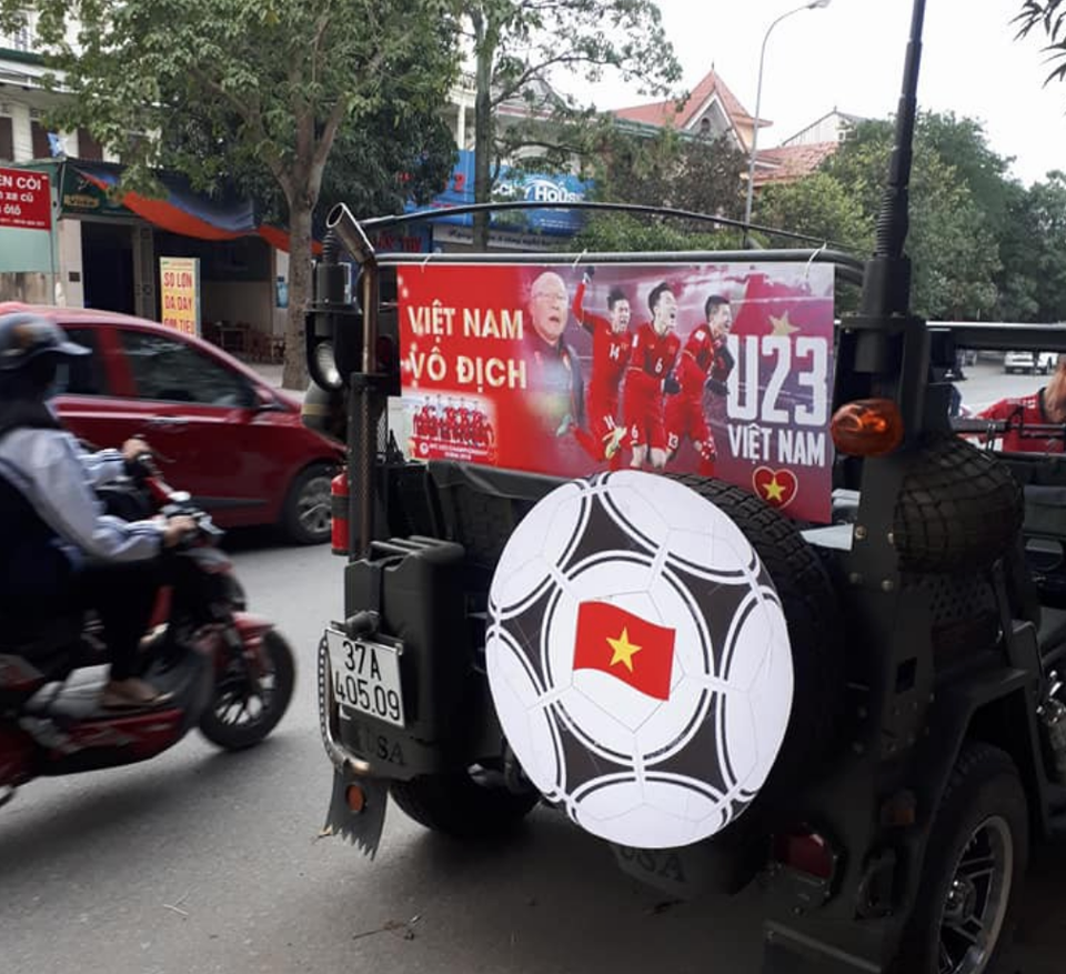 Muôn kiểu trang trí xe để cổ vũ đội tuyển U23 Việt Nam - 21
Lốp dự phòng trên xe của cổ động viên ở Nghệ An mang hình trái bóng tròn và cờ Việt Nam (Ảnh: Nguyễn Duy)