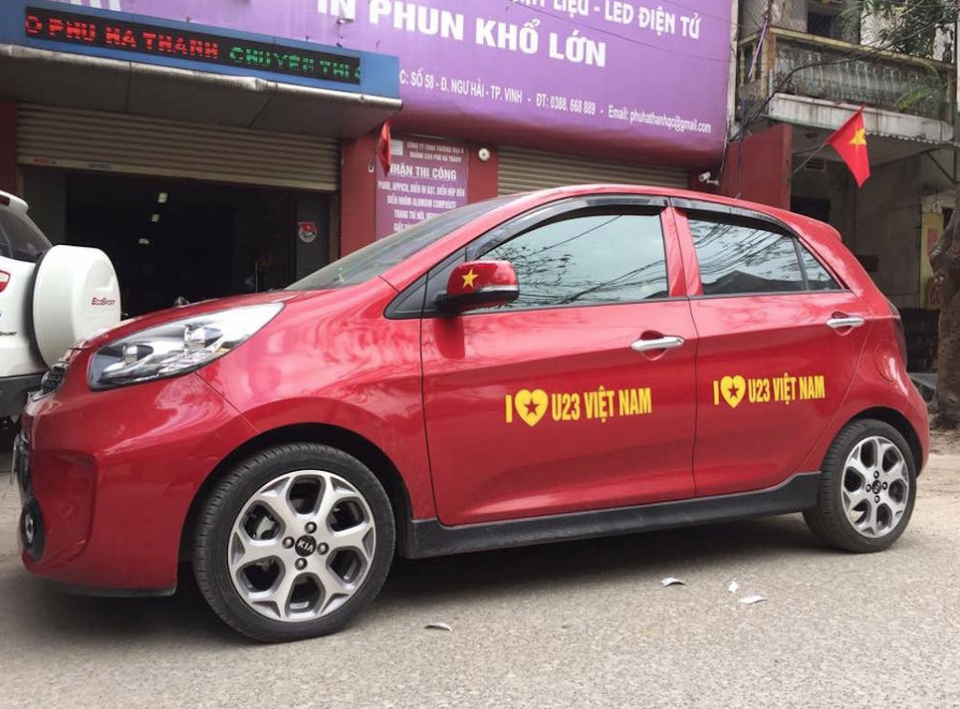 Muôn kiểu trang trí xe để cổ vũ đội tuyển U23 Việt Nam - 2
(Ảnh: Nguyễn Duy)