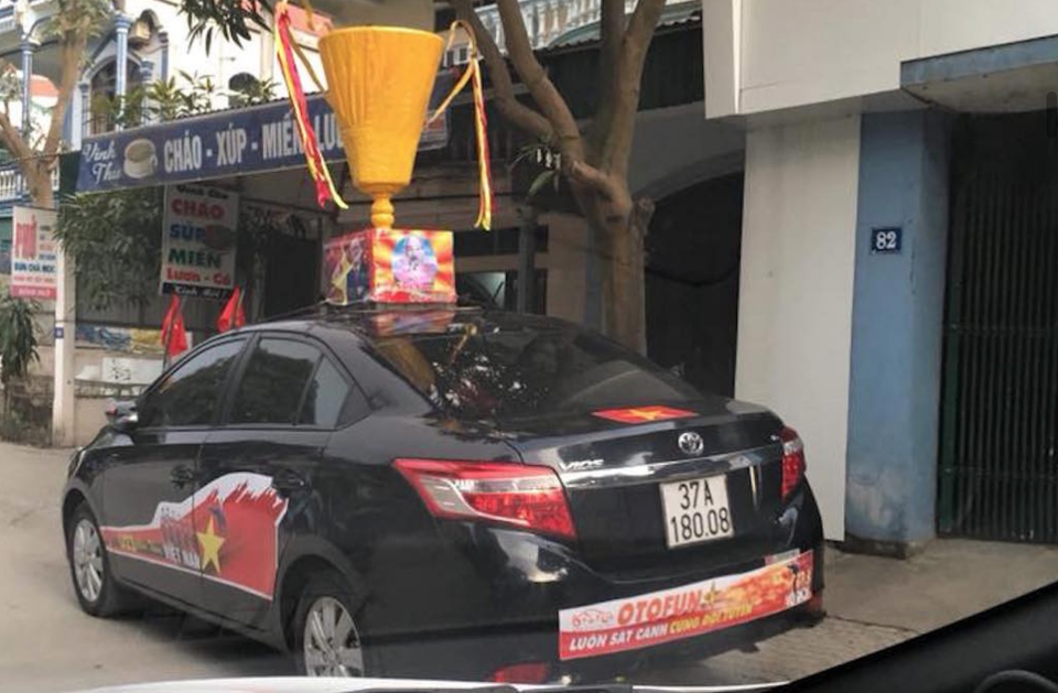 Muôn kiểu trang trí xe để cổ vũ đội tuyển U23 Việt Nam - 12
(Ảnh: Nguyễn Duy)