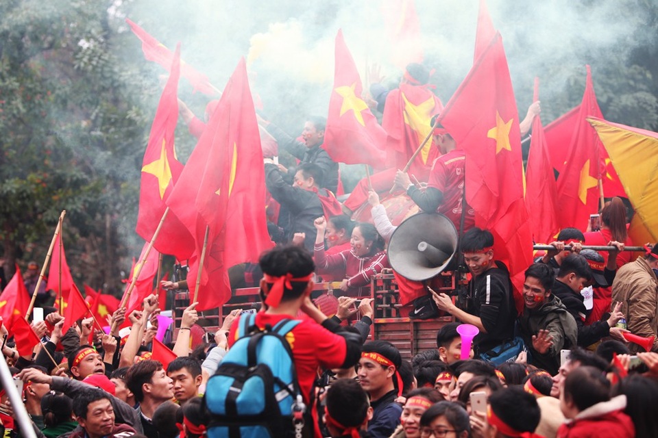 
Không khí bóng đá cuồng nhiệt ở hồ Gươm khi trận chung kết U23 châu Á đang diễn ra...
