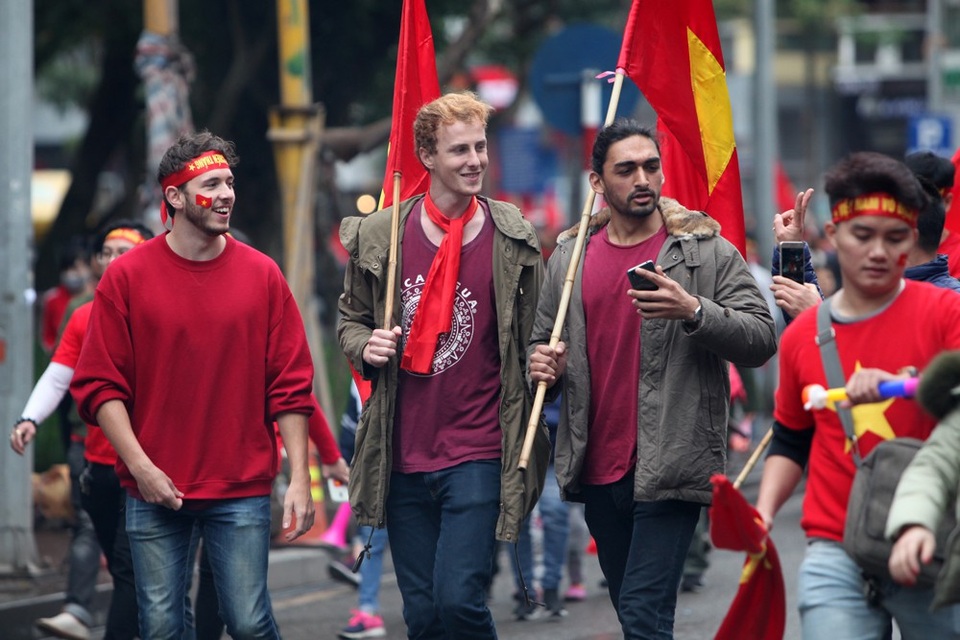 
Những vị khách cầm cờ Việt Nam, quấn băng rôn trên đầu và cổ vũ hưởng ứng mỗi khi gặp các cổ động viên Việt Nam.
