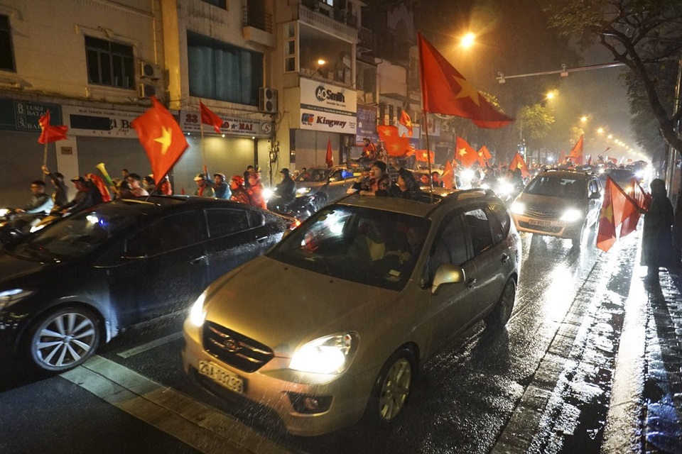 Hà Nội đêm không ngủ dưới trời mưa tầm tã vì U23 Việt Nam - 1
Kết thúc trận chung kết, U23 Việt Nam giành ngôi á quân song không khí cả nước vẫn hừng hực, bùng nổ. Tại Hà Nội người dân lập tức đổ ra đường sau khi tiếng còi kết thúc trận chung kết vang lên. Trong ảnh là phố Nguyễn Thái Học lúc 22h30.