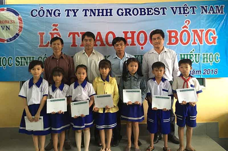 Grobest trao 150 suất học bổng đến học sinh nghèo Bến Tre - 1 Học sinh trường tiểu học Phong Điền (Giồng Trôm) nhận học bổng