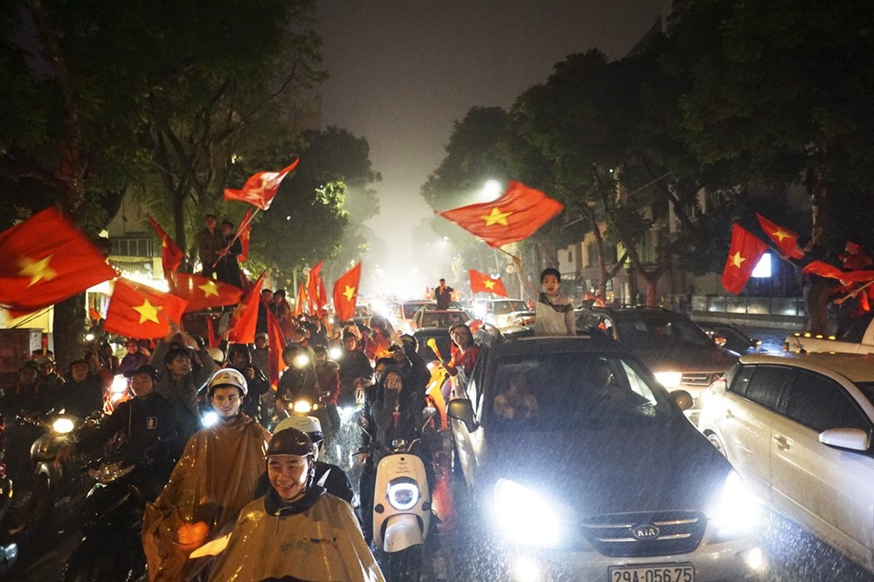 Hà Nội đêm không ngủ dưới trời mưa tầm tã vì U23 Việt Nam - 10 Phố Bà Triệu lúc 23h, dòng người ăn mừng thành tích của U23 Việt Nam vẫn kéo dài cho dù dưới trời mưa tầm tã.