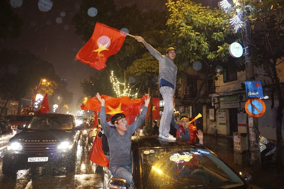 Hà Nội đêm không ngủ dưới trời mưa tầm tã vì U23 Việt Nam - 14 Pha ăn mừng trên nóc xe là hình ảnh thường thấy trong đêm nay.