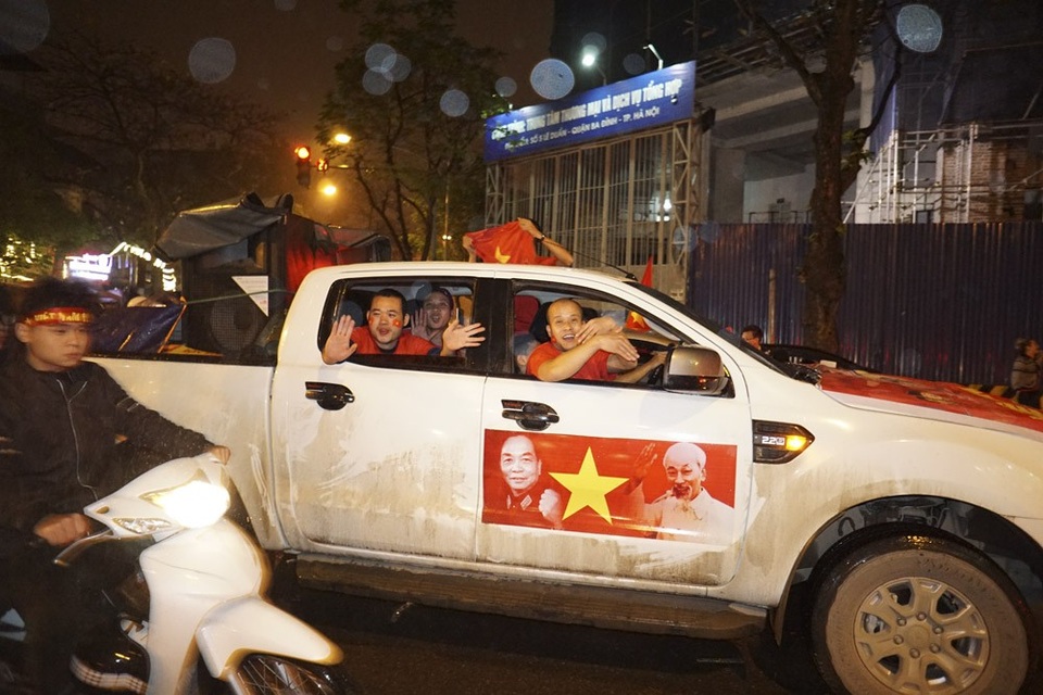Hà Nội đêm không ngủ dưới trời mưa tầm tã vì U23 Việt Nam - 16 Chiếc xe với dàn loa công suất lớn bật nhạc cổ động cho đoàn người.