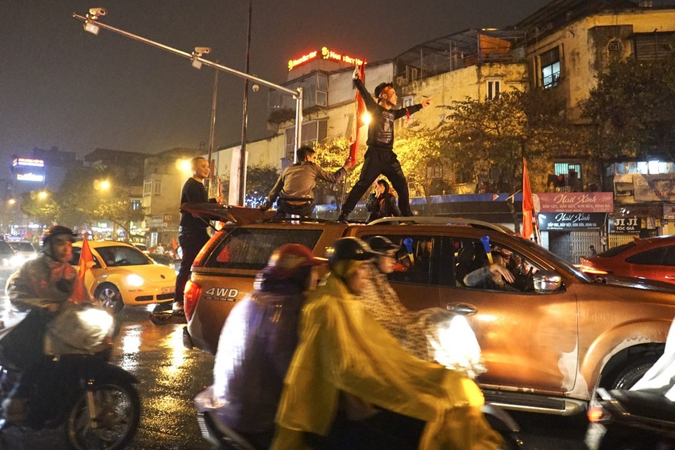 Hà Nội đêm không ngủ dưới trời mưa tầm tã vì U23 Việt Nam - 17 Tại ngã tư Cửa Nam, tình trạng dồn ứ thường xuyên diễn ra.