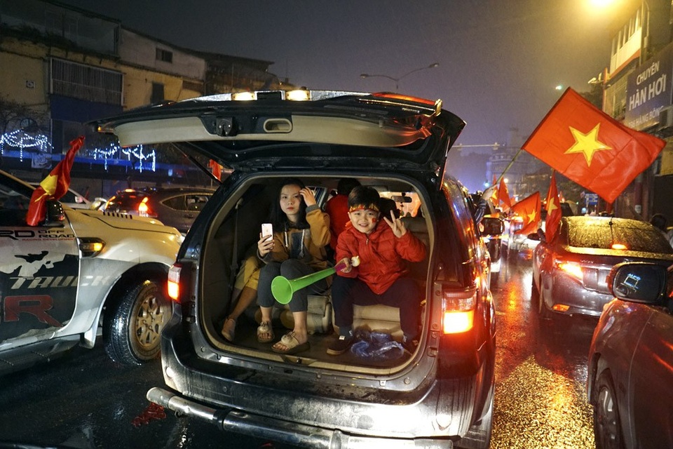 Hà Nội đêm không ngủ dưới trời mưa tầm tã vì U23 Việt Nam - 18 Mỗi người mỗi kiểu ăn mừng.