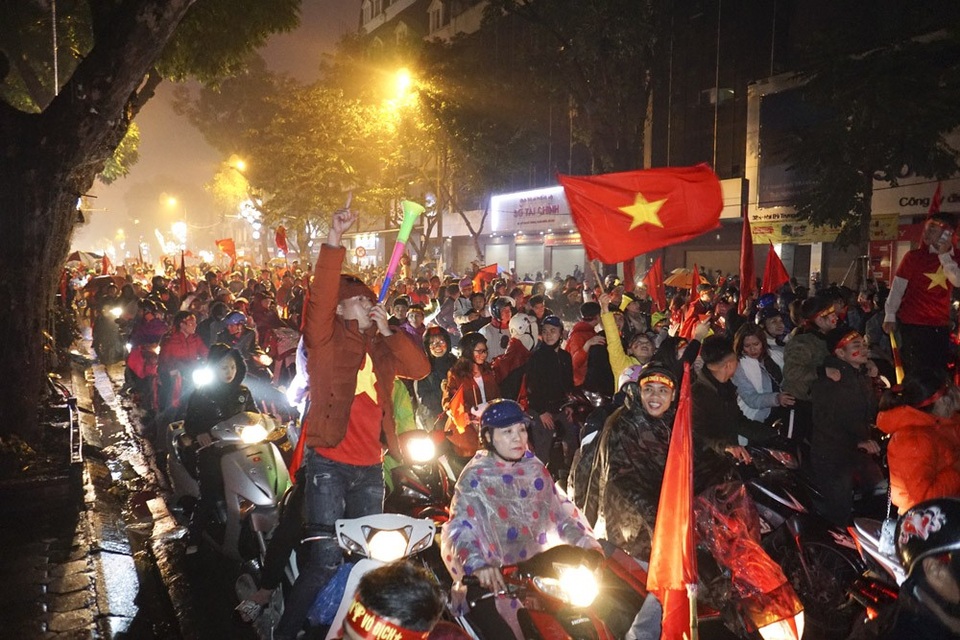 Hà Nội đêm không ngủ dưới trời mưa tầm tã vì U23 Việt Nam - 2 Phố Hai Bà Trưng giao thông tê liệt, dòng người đang vô cùng phấn khởi dừng lại hò hét chúc mừng trước thành tích xuất sắc của U23 Việt Nam.