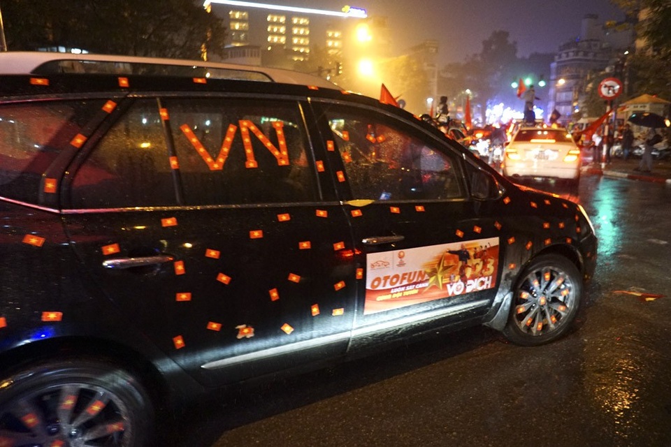 Hà Nội đêm không ngủ dưới trời mưa tầm tã vì U23 Việt Nam - 20 Chiếc xe với kiểu trang trí bằng những lá cờ Việt Nam được dán chi chít quanh thân xe.