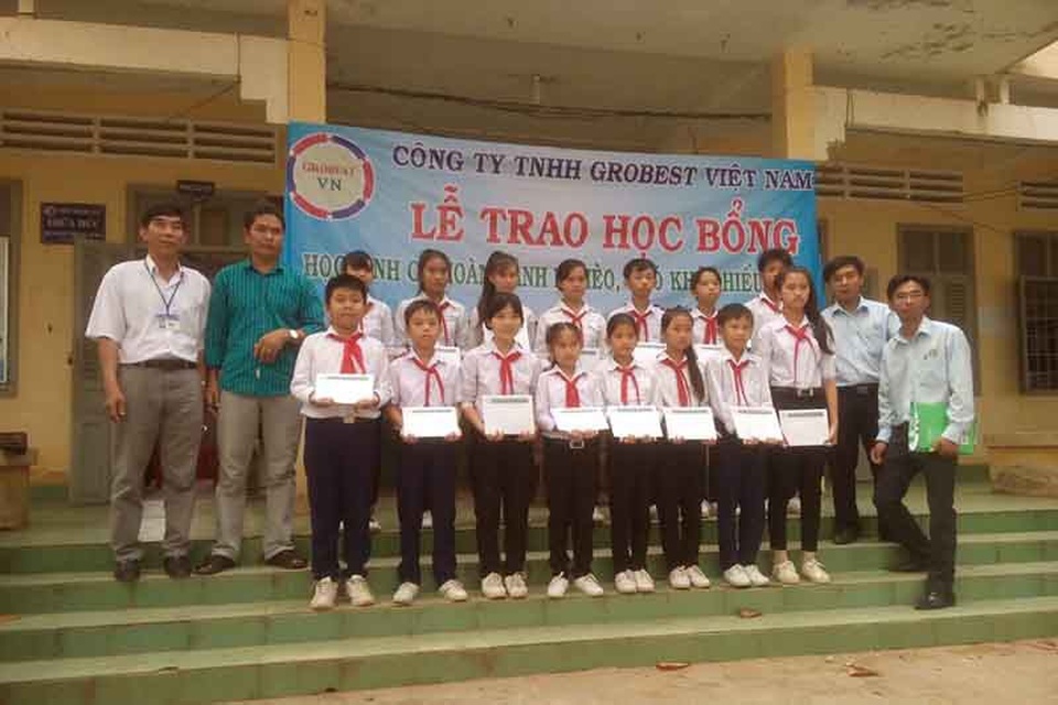 Grobest trao 150 suất học bổng đến học sinh nghèo Bến Tre - 3 Học sinh trường THCS Thừa Đức (huyện Bình Đại) nhận học bổng