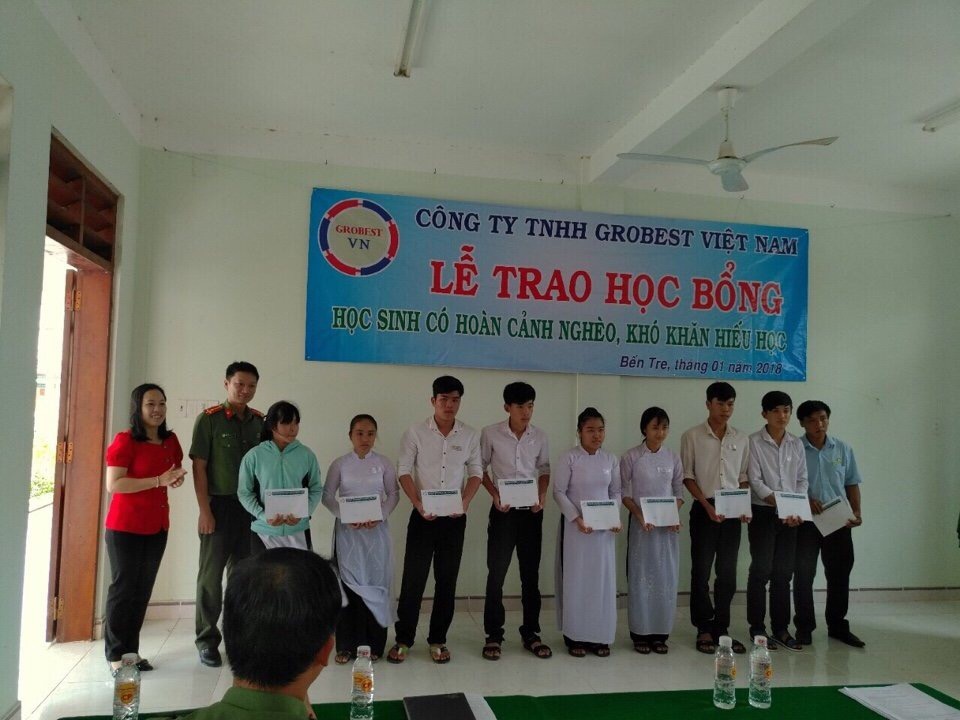 Grobest trao 150 suất học bổng đến học sinh nghèo Bến Tre - 4 Học sinh trường THPT Lương Thế Vinh (huyện Thạnh Phú) nhận học bổng