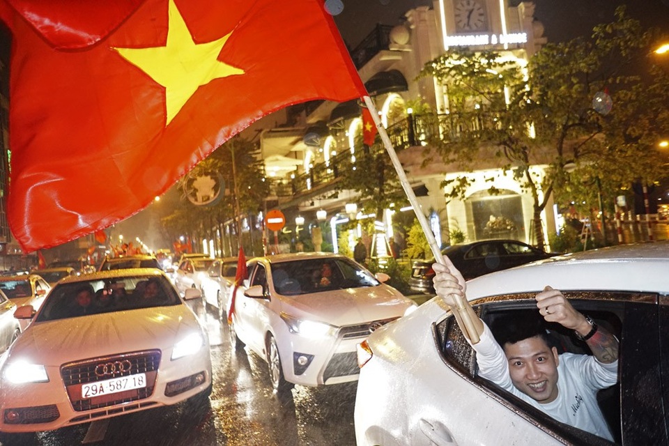 Hà Nội đêm không ngủ dưới trời mưa tầm tã vì U23 Việt Nam - 6
Trời đã về khuya, đường phố vẫn vô cùng nóng bỏng.