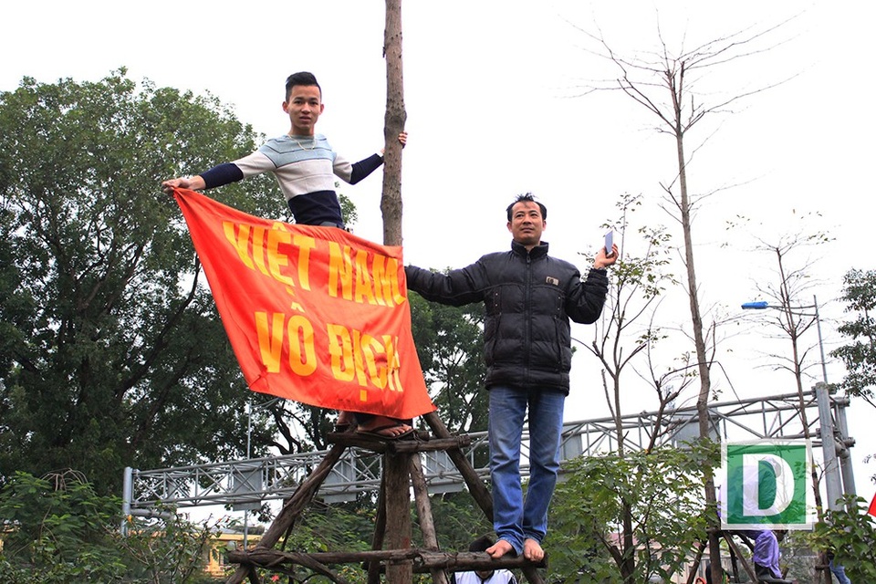Người dân trèo lên cây, nhảy ra giữa đường... chào đón U23 Việt Nam trở về - 3 Trèo lên cây giữa làn đường Võ Chí Công để đón đợi