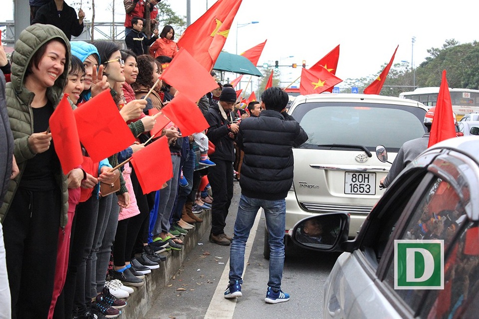 Người dân trèo lên cây, nhảy ra giữa đường... chào đón U23 Việt Nam trở về - 5 Chụp ảnh dưới lòng đường bất chấp nguy hiểm