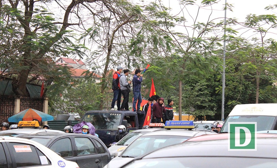 Người dân trèo lên cây, nhảy ra giữa đường... chào đón U23 Việt Nam trở về - 6 Đứng trên nóc ô tô để chụp ảnh