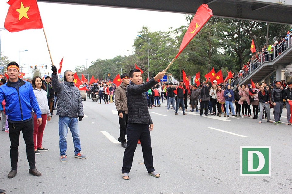 Người dân trèo lên cây, nhảy ra giữa đường... chào đón U23 Việt Nam trở về - 12 Xuống hẳn lòng đường để hò hét cổ vũ.